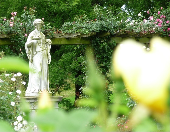 Statue im Rosengarten